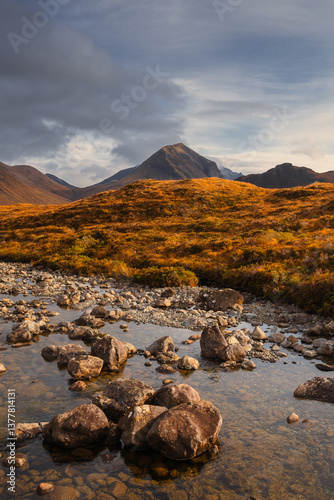 Obraz na płótnie The Isle of Skye’s autumn landscapes blend golden moors, misty peaks, and rugged coastlines. A land of dramatic beauty, where nature’s wild spirit thrives. w salonie