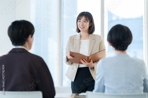 会議をする男女のビジネスマン　撮影協力 学校法人電波学園　東京電子専門学校