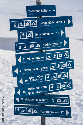 Obraz na płótnie Direction signs to al the destinations from Sylarna fjällstation. w salonie