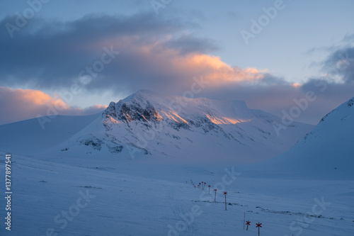 Obraz na płótnie Marked trail for cross-country skiing toward mountain Templet, in the Sylarna mountain range during sunset. w salonie