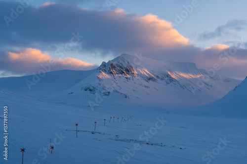 Obraz na płótnie Marked trail for cross-country skiing toward mountain Templet, in the Sylarna mountain range during sunset. w salonie
