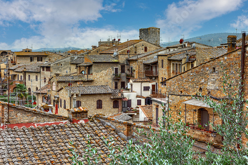 Obraz na płótnie Charming rooftops of San Gimignano showcase medieval architecture nestled in Tuscany under a cloudy sky w salonie