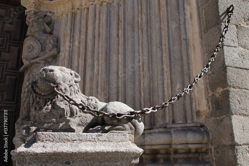Obraz na płótnie sculpted lion in front of the cathedral in avila in spain w salonie