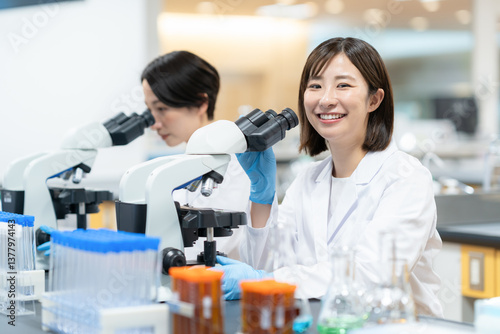研究室で実験をする女性研究者　撮影協力　学校法人電波学園　東京電子専門学校