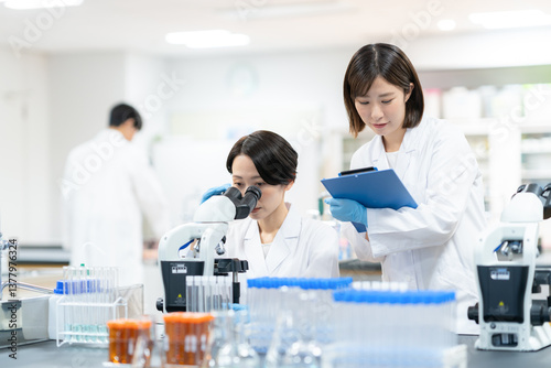 Fotografie 研究室で実験をする女性研究者　撮影協力　学校法人電波学園　東京電子専門学校