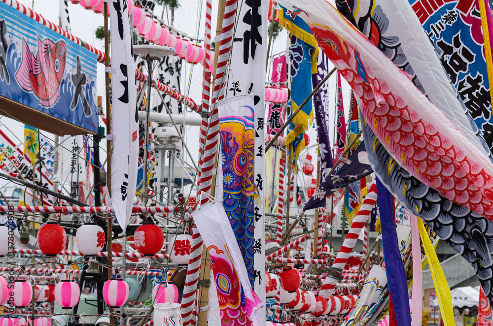 Fototapeta premium 祭り飾りの泳ぐ鯉のぼり