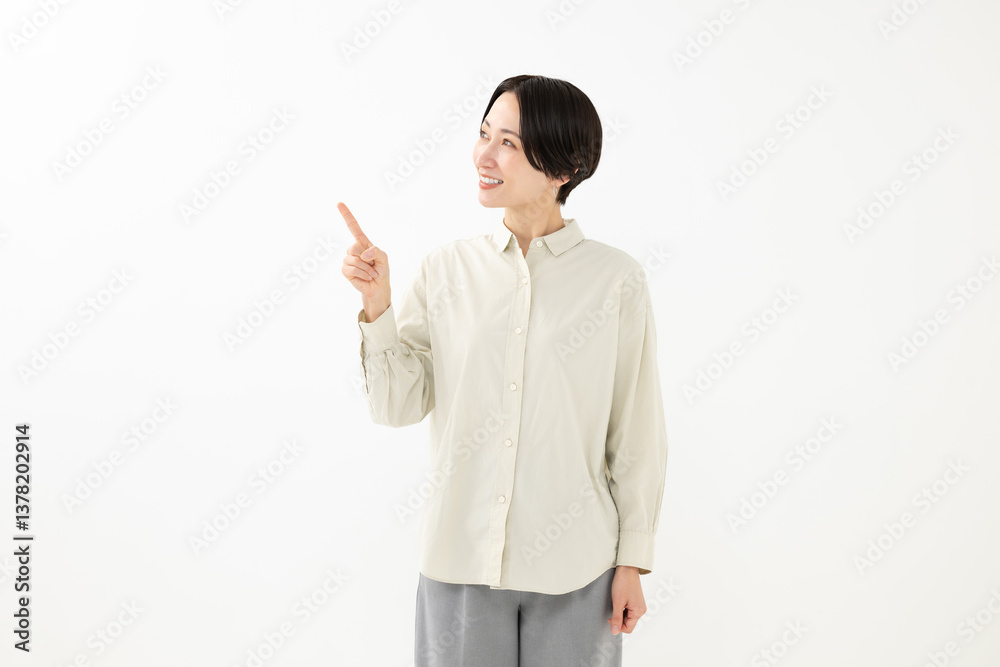 お勧めをする女性 お勧めをする女性