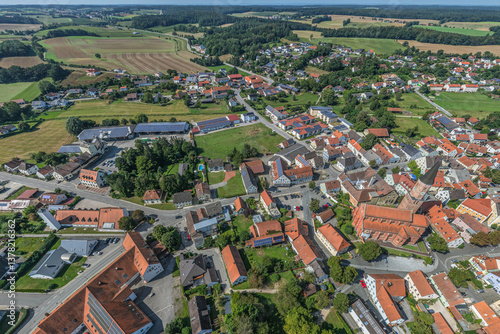 Die Marktgemeinde Pfeffenhausen im niederbayerischen Kreis Landshut im Luftbild