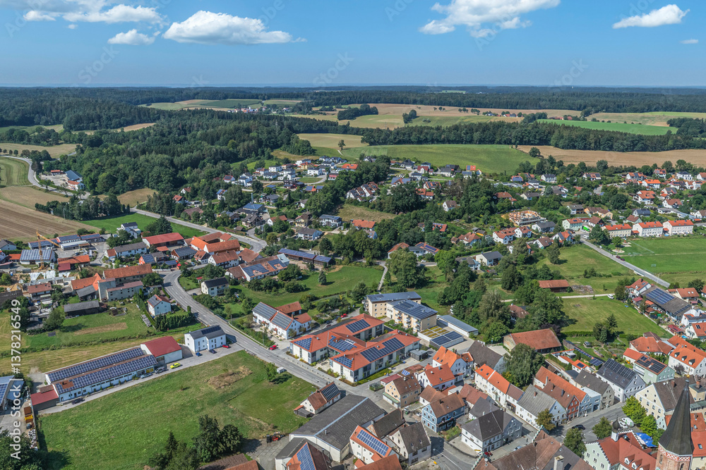 Die Marktgemeinde Pfeffenhausen im niederbayerischen Kreis Landshut im Luftbild