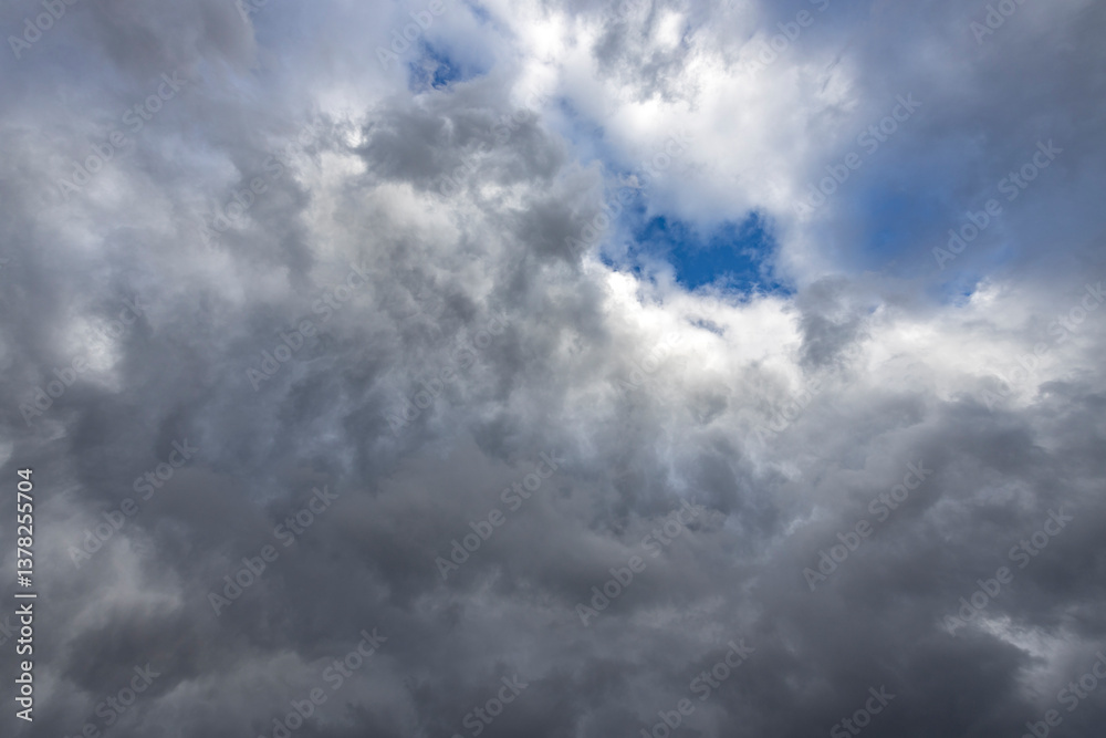 Fototapeta premium The sky is cloudy and the sun is shining through the clouds