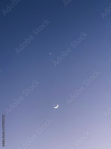 Obraz na płótnie Crescent Moon and Bright Star in Twilight Sky w salonie