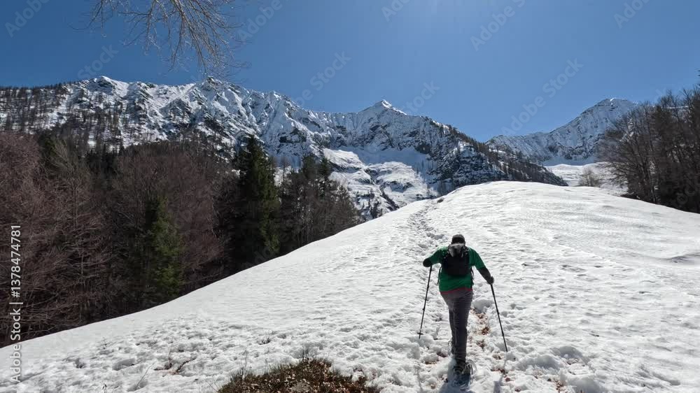 La montaña enseña a caminar en silencio y en grupo, el frío que quema en un trekking blanco que Neva y el cielo azul acompaña.