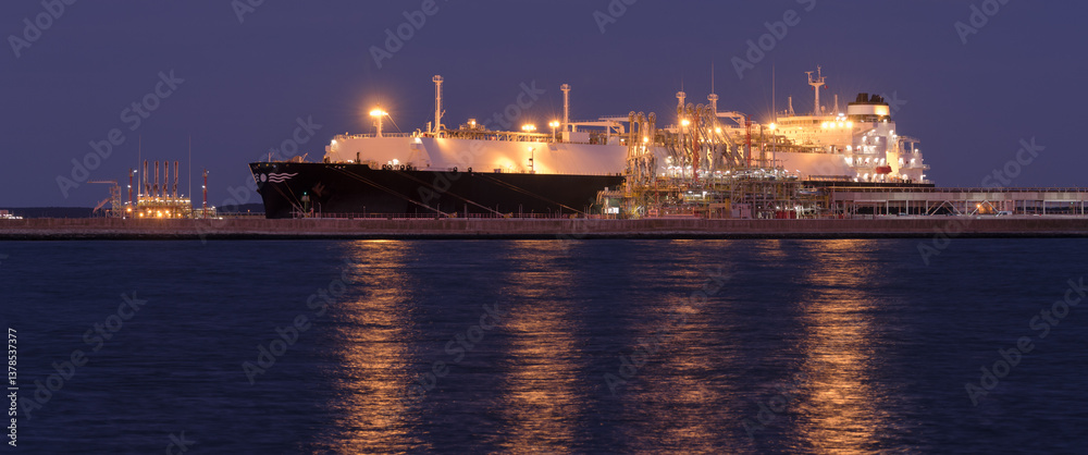 Obraz premium LNG TERMINAL - Gas tanker at the transshipment quay