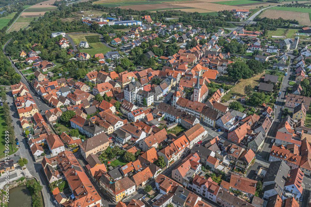Ausblick ins romantische Maintal rund um die Stadt Marktsteft bei Kitzingen im Spätsommer