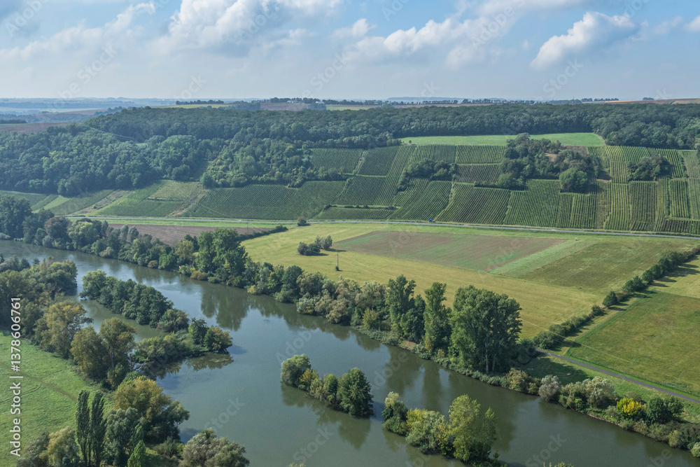 Ausblick ins romantische Maintal rund um die Stadt Marktsteft bei Kitzingen im Spätsommer