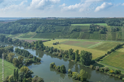 Obraz na płótnie Ausblick ins romantische Maintal rund um die Stadt Marktsteft bei Kitzingen im Spätsommer w salonie