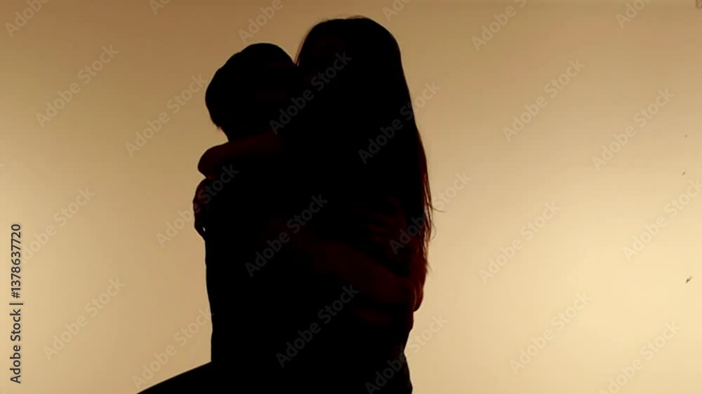silhueta de casal apaixonado dando abraço apertado 