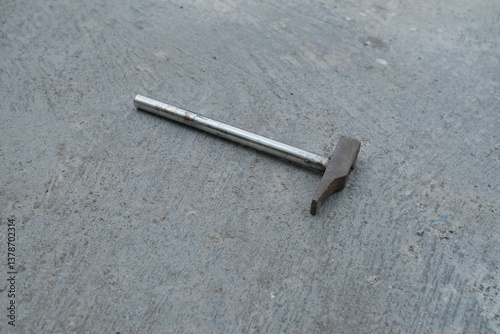 Photo of an iron hammer on the ground