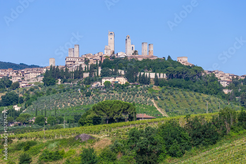 Obraz na płótnie San Gimignano village, Italy: green countryside, blue sky, hill panorama with town and towers w salonie