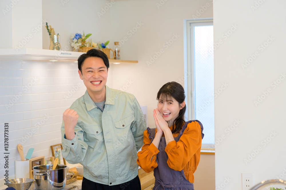 Fototapeta premium ポーズをとる日本人男女