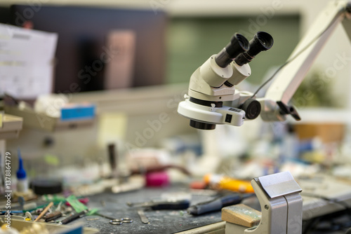 Mikroskop in zahntechnischem Labor