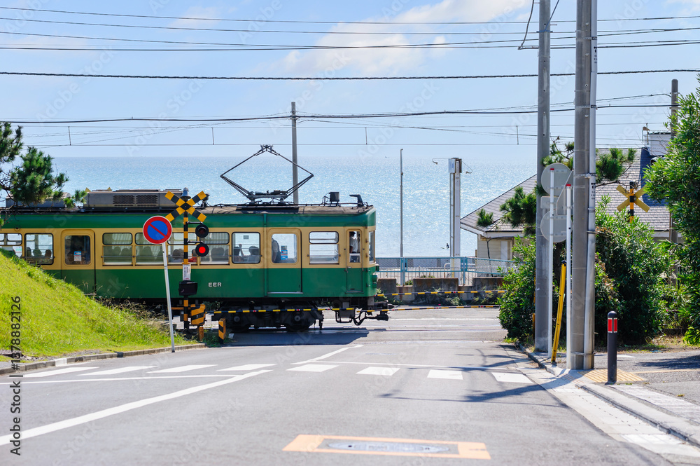 Naklejka premium 海沿いの踏切を通過する江ノ電、鎌倉、七里ヶ浜