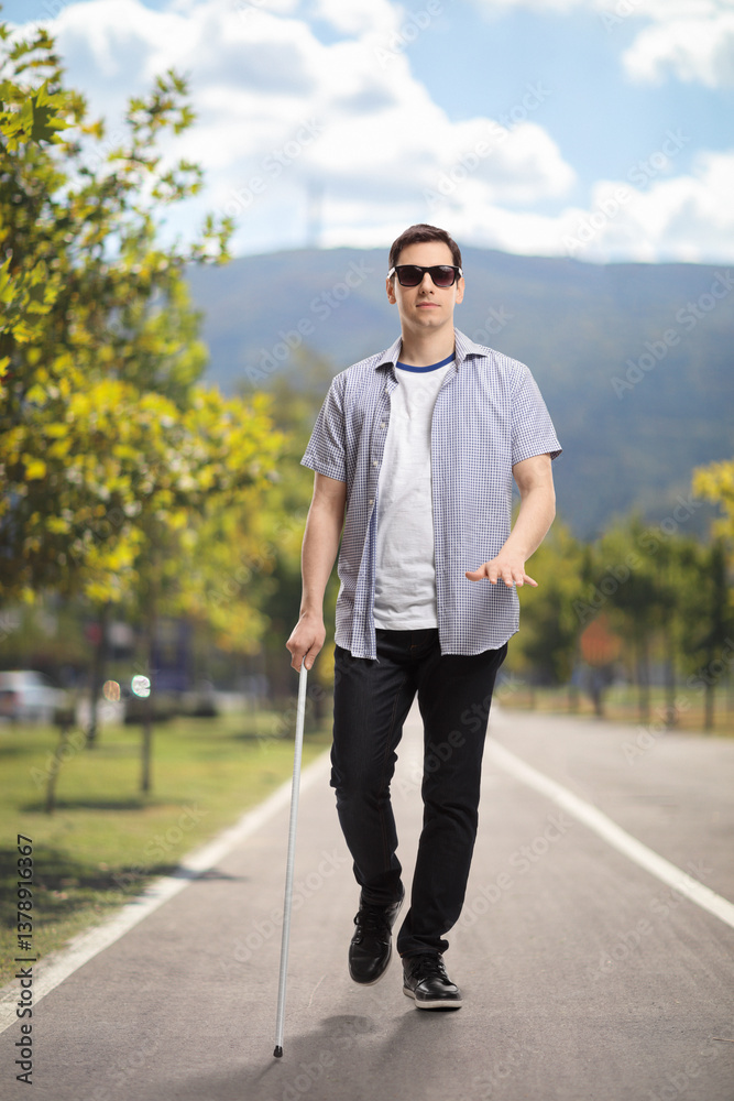 Obraz premium Young blind man walking