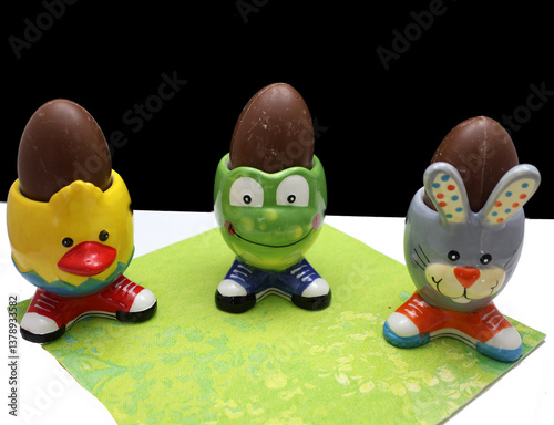 3 coquetiers et leur oeuf