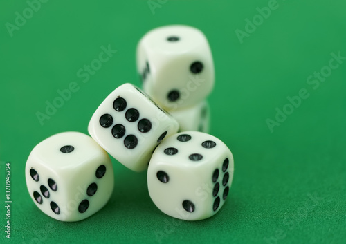 Obraz na płótnie Hand dropping four white dice with black dots onto a green surfa w salonie