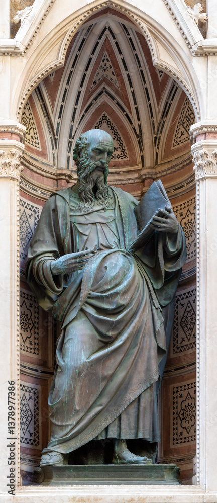 Fototapeta premium FLORENCE, ITALY - MARCH 17, 2025: The bronze statue St. John the Evangelist on the facade of Orsanmichele by Baccio da Montelupo (1513-1515). 