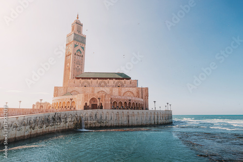 Obraz na płótnie Majestic Hassan II Mosque standing on the coast of Casablanca, Morocco, with its minaret reaching towards the sky w salonie