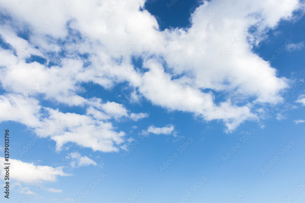 Naklejka premium Beautiful clear blue sky with soft white clouds spread out