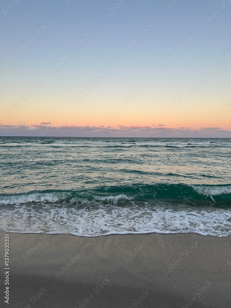 Obraz premium Ocean waves at Sunset