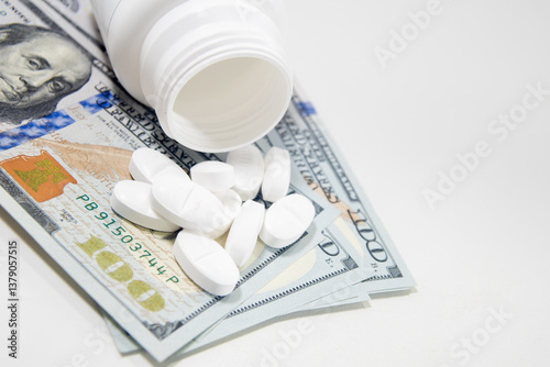 pastillas de ibuprofeno sobre dólares 