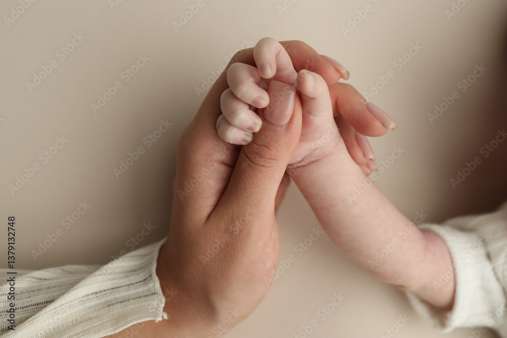Φωτογραφία Close-up little hand of child and palm of mother and father