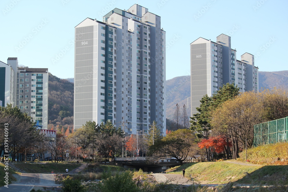 Obraz premium An image explaining the sturdiness of Korean apartments, their high-rise design, and the key points of life. 