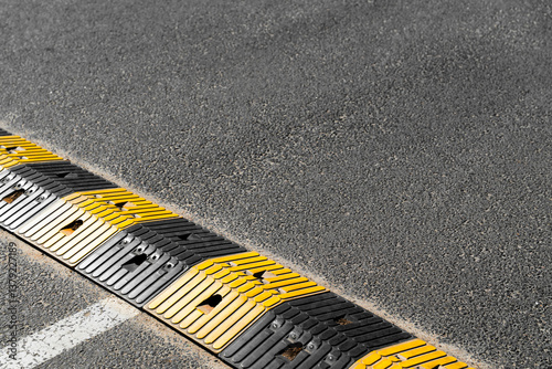 Fotografía Próg zwalniający na asfalcie z żółto-czarnym wzorem funkcjonalność miejskiej inf