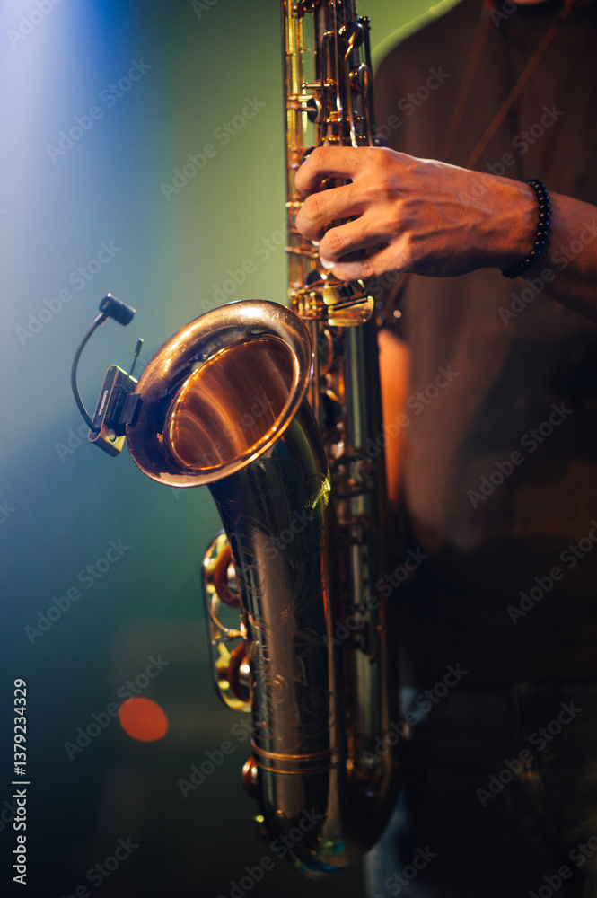 Obraz premium Saxophonist playing saxophone on stage during live performance