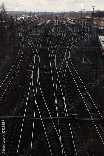 Obraz na płótnie Railway tracks at a station reflecting light w salonie