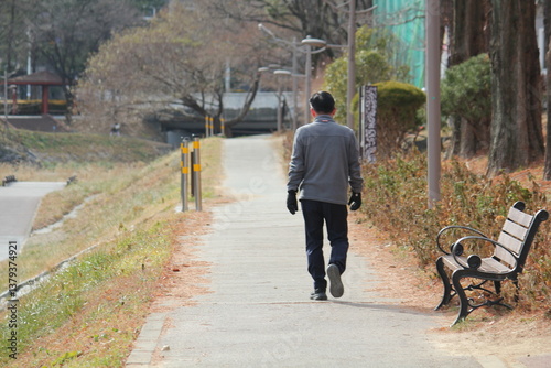 대청천 산책로에서 산책하는 사람들
