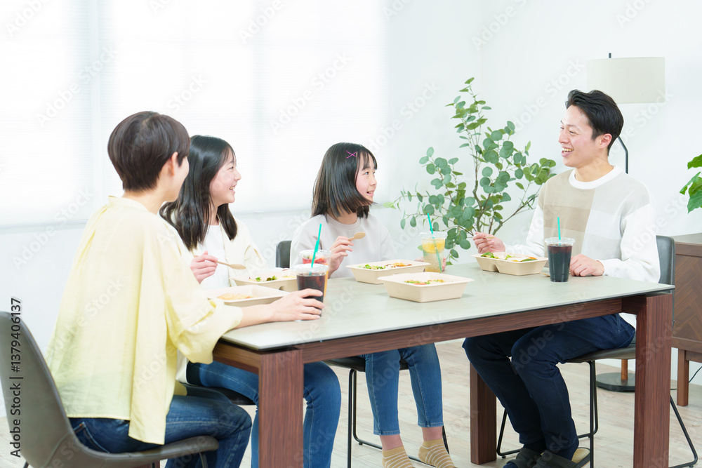 ご飯を食べる家族