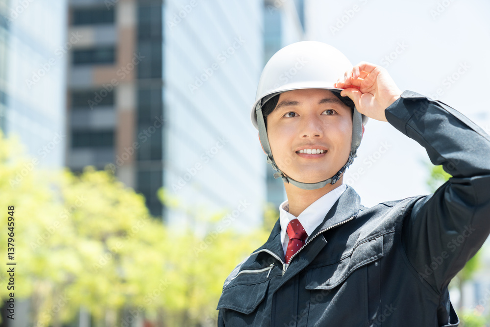 屋外の若い作業員の男性 屋外の若い作業員の男性