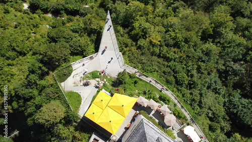 Obraz na płótnie Aerial perspective of Hallstatt’s iconic platform, showcasing panoramic views of the serene landscape below w salonie