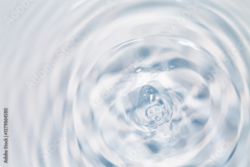 水面に落ちる水滴.