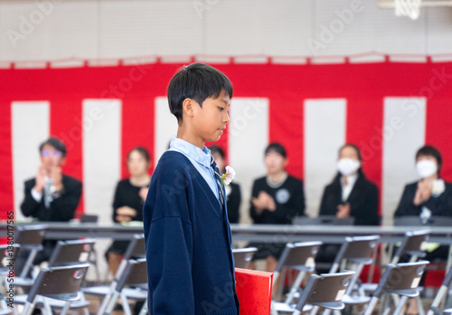 小学校の卒業式に出席する小学生の男の子