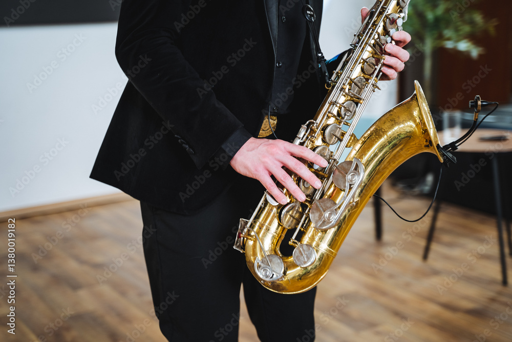 Obraz premium In a cozy, warmly lit room, a sophisticated man in a tailored suit passionately plays the saxophone, showcasing his talent and love for music that captivates all who hear it