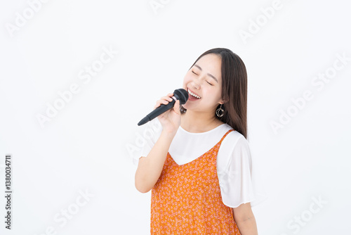 カラオケをする若い女性
