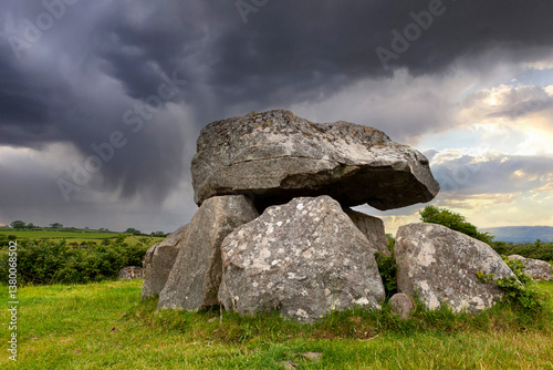 Obraz na płótnie A tomb at Carrowmore Megalithic Cemetery located near Sligo town on the Coolera Peninsula in County Sligo, Ireland w salonie