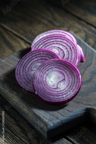 Thinly sliced red onion