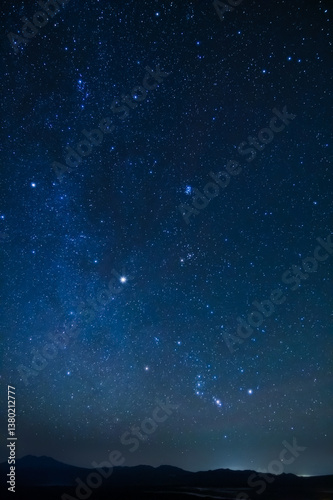 美しい星の煌めく夜空と山脈のシルエット。
